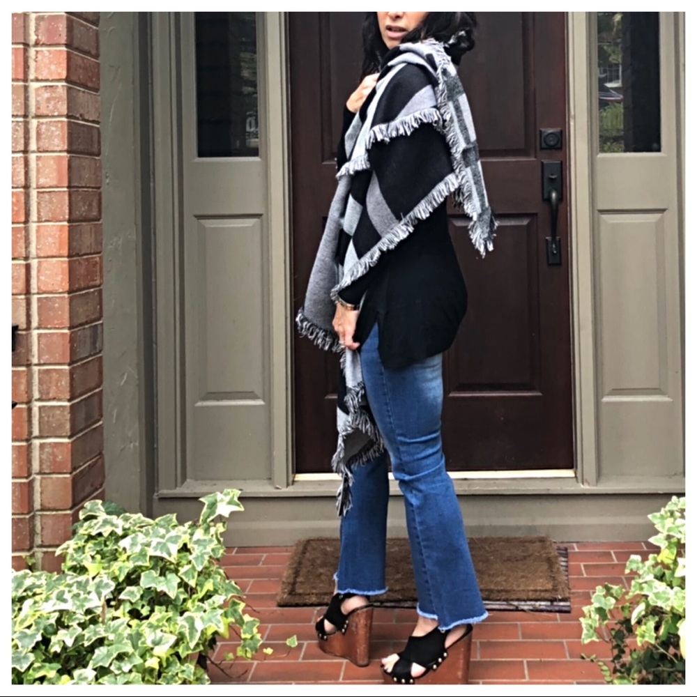 ✨LAST ONE ✨Beautiful blanket scarf - Picture 2 of 4